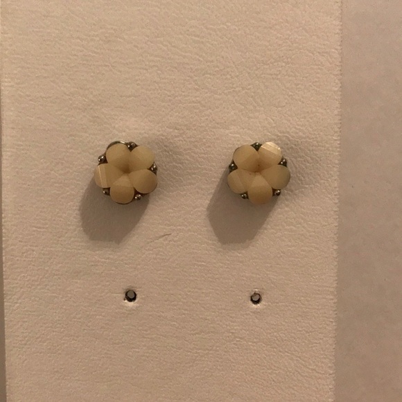 Cream floral studs - Picture 1 of 1